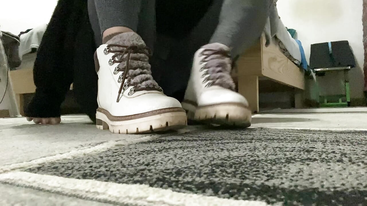 เท้าและเท้าดมกลิ่นหลังเดินในรองเท้าบูท