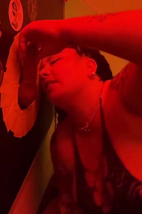 Pula infidelă explodează la gaura din zid - gloryhole
