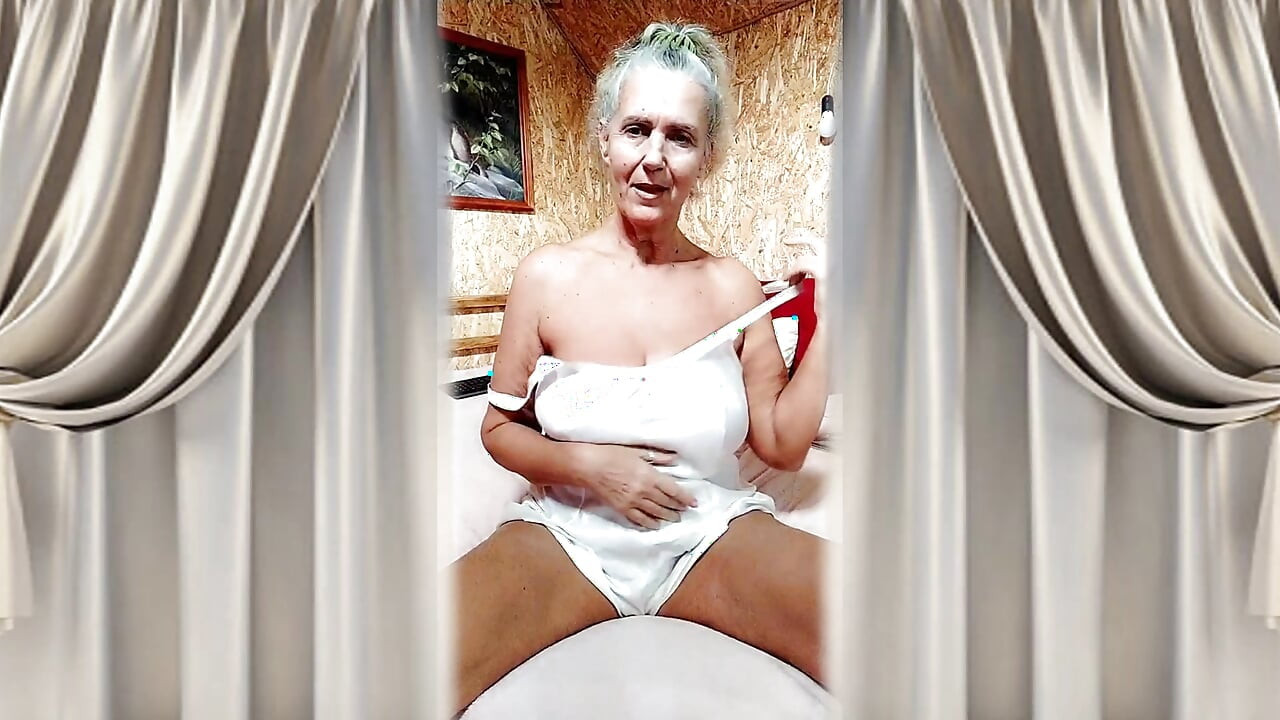 Fantasías sentadas en una cama suave