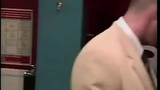 Cewek asia sange lagi asik ngentot kontol besar pria kulit putih sambil pakai baju kampus