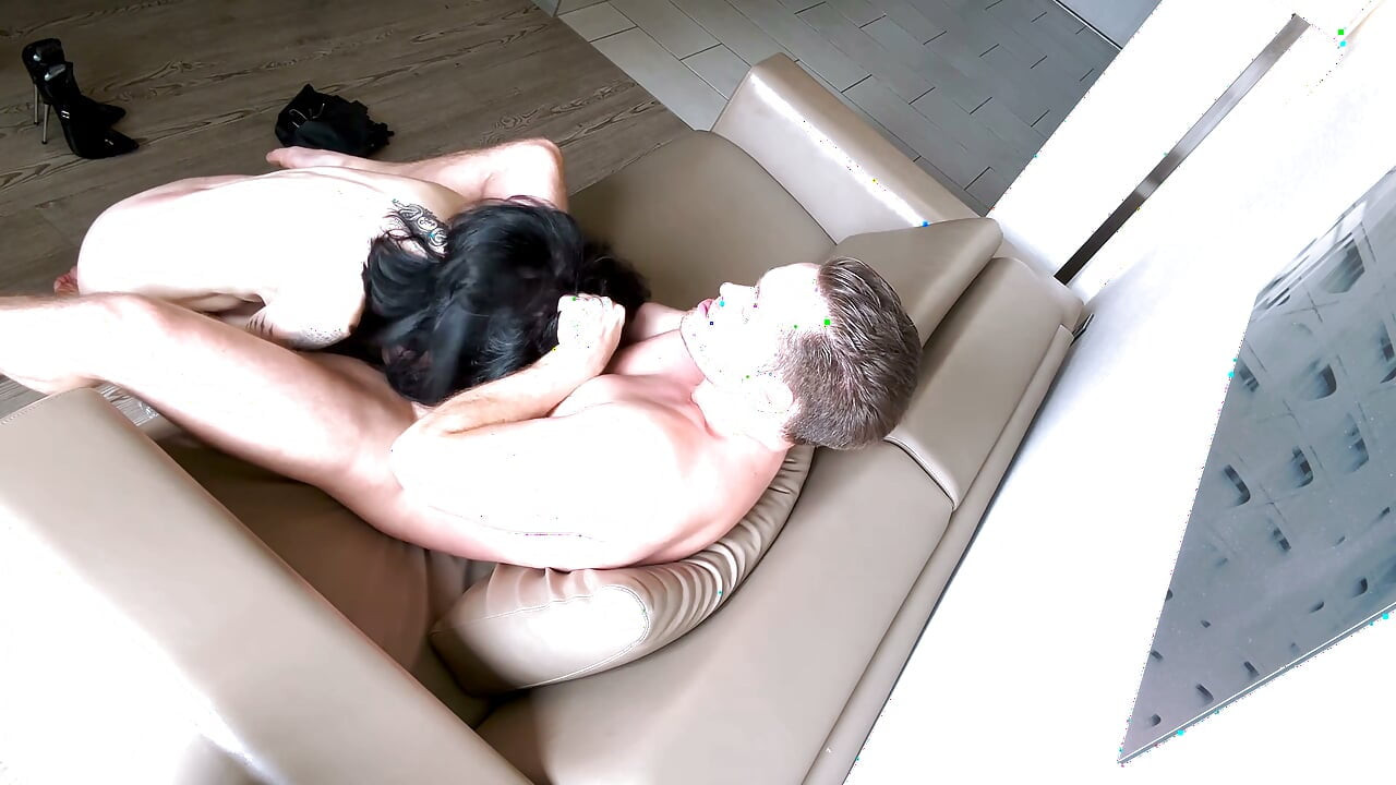 Leigh si cewek nakal dengan penutup mata lagi asik ngentot sama pantat bahenolnya