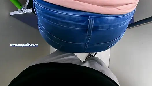 Bilinmeyen Kadın Trende Sikime Dokunuyor Ve Bu Oldu