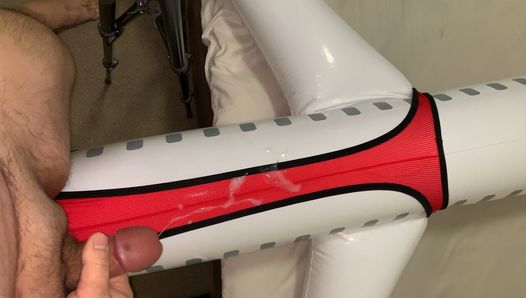 Cara gordo com um pênis pequeno gozando em um avião inflável vestido