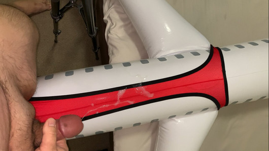 Chico gordo con un pene pequeño se corre en un avión inflable vestido