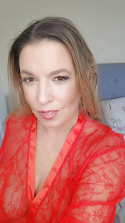 Maisie lewis cởi đồ trêu chọc