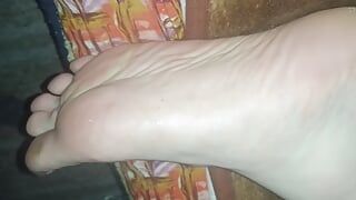 Smutsiga fötter täckta av sperma