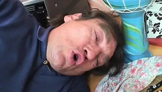 Genç kız porno film izlerken üvey kızını yakalıyor ve sikiliyor