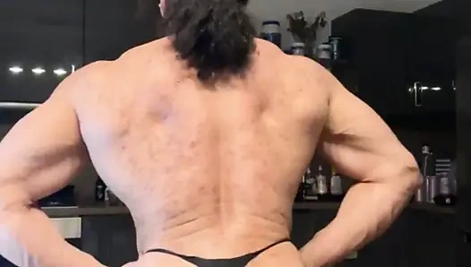 Binaragawan brunette dibangun seperti mesin