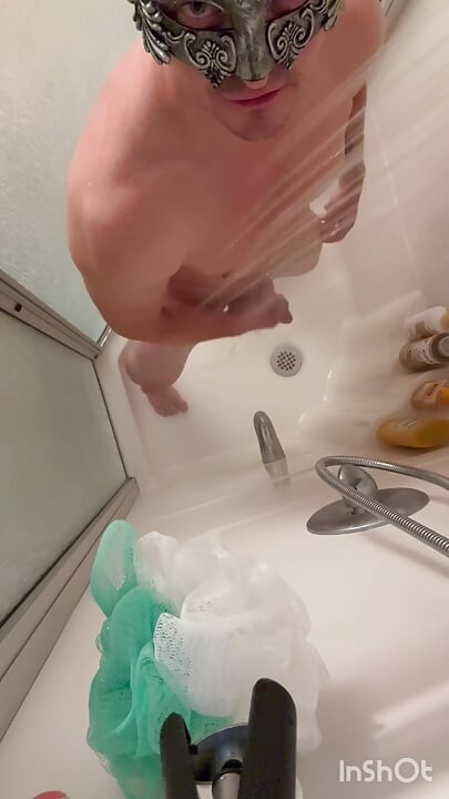 MakitHappen use water jet to clean his asshole
