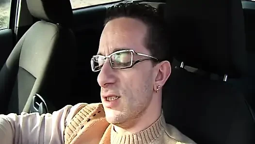 Dövmeli orta yaşlı seksi kadın arabada sakso çekiyor ve yatakta sikiliyor