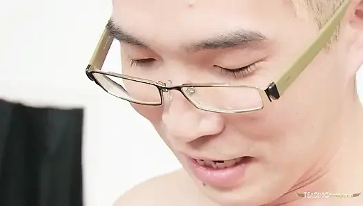 Крошка-брюнетка наслаждается межрасовым хардкорным сексом с азиатским