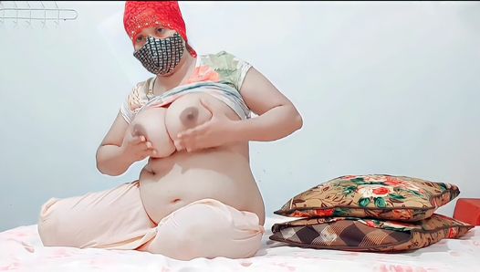 Толстушка с большими сиськами трахает киску в любительском видео в любительском видео