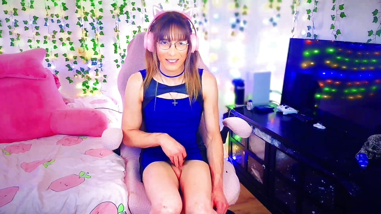 Cute Trans Girl Sooo Muscular