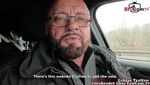 Alman Squirt Queen, tren istasyonunda kullanıcı tarafından alındı ve prezervatifsiz sevişildi