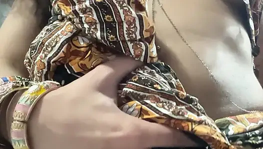 Boho eteğinin altında kıllı amcığıyla latin Arap tanrıça (azdırma)