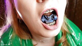 Mukbang - vidéo de manger - fétiche de la nourriture dans des bagues en gros plan - visite de la bouche