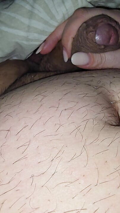 繼母在毯子下掏出繼子的雞巴，狠狠地幫他打手槍