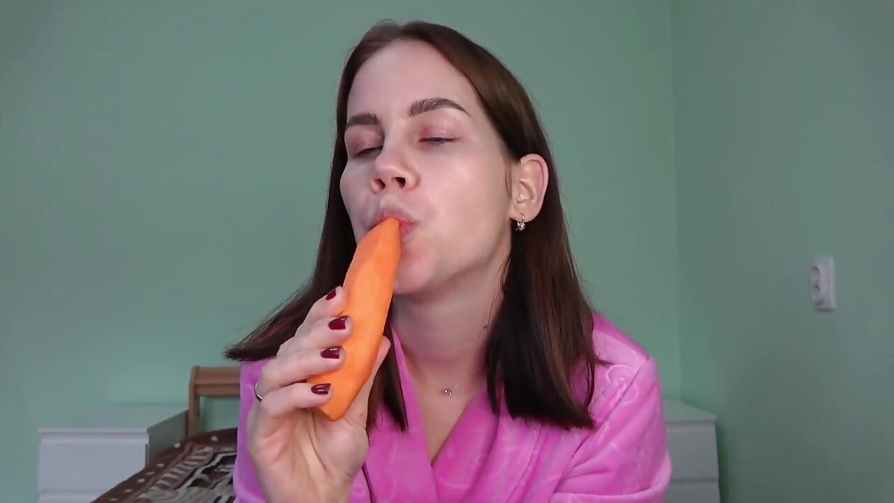 Zgodna crvenokosa Anna puši kurac i dobija cumshot