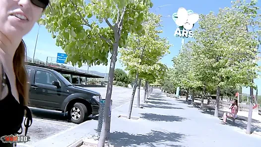 18 yaşındaki büyük götlü genç Klara Gold vahşi doğada sikiliyor