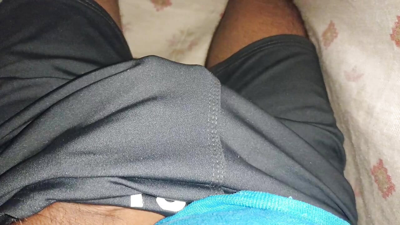 "Gece geç saatlerde Hintli  uyuyamıyor - sonunda sert 💦 okşuyor"