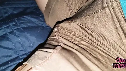 XXX Дези моя сводная племянница позволяет мне играть с ее киской, когда она приходит в гости, она попадает на мою постель