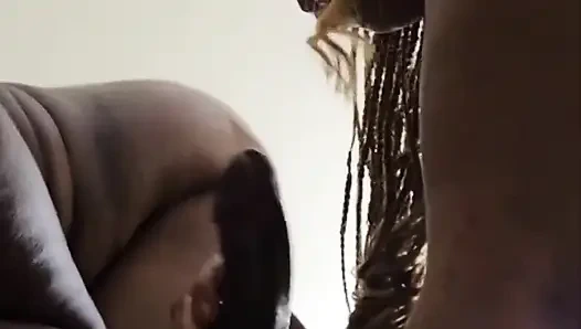 Zwei geile schlampen teilen sich einen schwanz