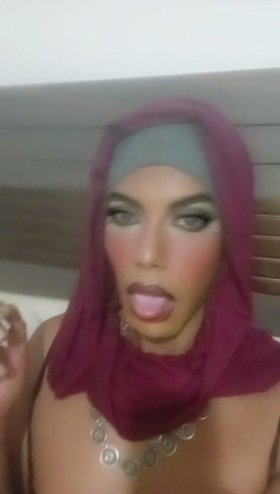阿拉伯变性女主抽烟