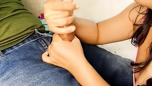 Berapa lama kamu bisa bertahan tanpa datang jika saudara tiriku merebut penismu dengan cara profesional ini?
