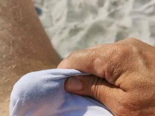 Masturbazione sulla spiaggia con le mie mutandine su 5
