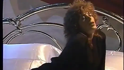 Крошка-брюнетка с красивой задницей сосет и трахается с большим черным хуем в постели, хардкор