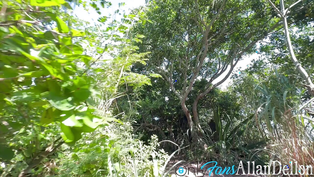 AQUELE BOQUETE SURPRESA NO MEIO DA FLORESTA - RUIVA TATUADA MOSTRA SEUS SEIOS E PEDE PARA BEBER LEITE NA TRILHA