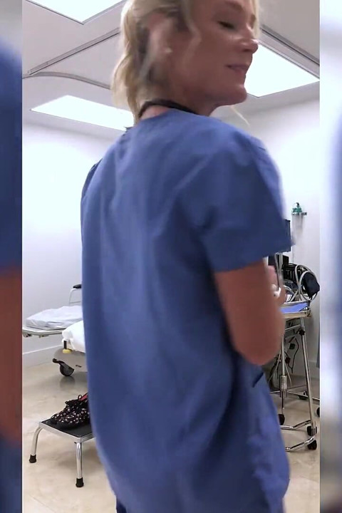 Zinde Orta Yaşlı Seksi Hemşire Hastanede Mastürbasyon Için Kovuluyor