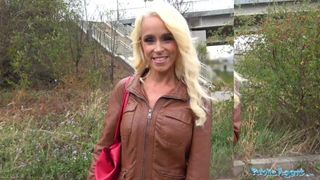 Public agent getatoeëerde rondborstige Duitse blonde milf hard geneukt
