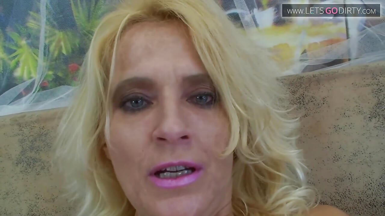 Loira milf é fodida para uma gozada depois de chupar um pau duro