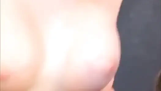Büyük göğüslü kırmızı elbiseli kız güçlü adamla randevuya çıkarıyor