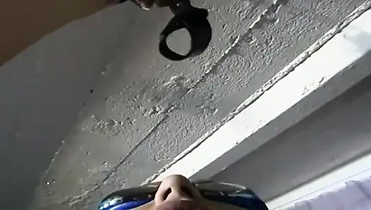 Pembantu rambut cokelat diikat