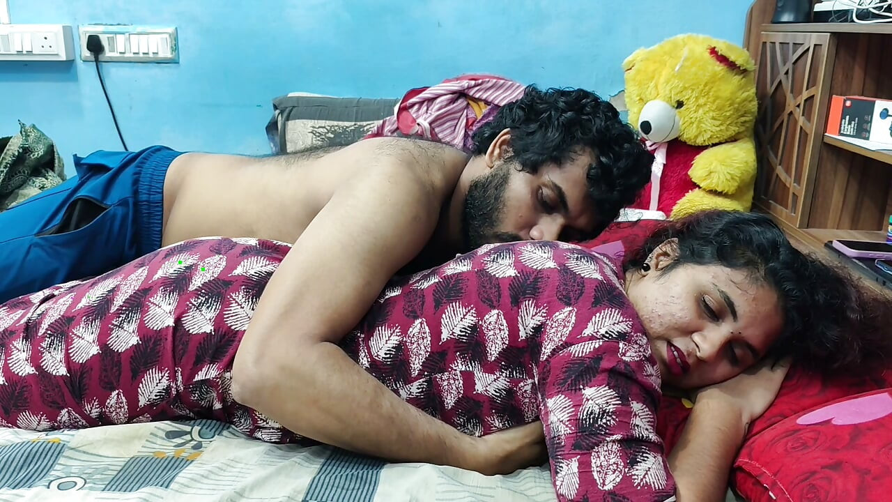 Chica caliente de Mallu chupando tetas y lamiendo pezones