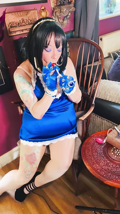 Tina Snua Chain Smokes 2 Cork Cigarettes In Satin With Gloves & Jewellery! - British Mature Smoking Smoker