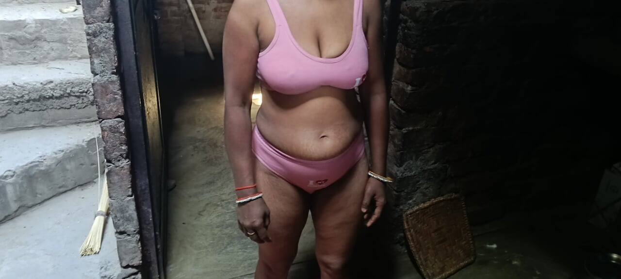 Shivani bhabhi aapne bade bade boob press kar rahi hai aur chut ko bhi pess kiya aur aapne sautele bate ka kale lund ko chusa aur chudai kar