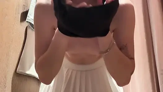 Soyunma odasındayken sert boşalıyor!! Yakalanmamayı umut ediyorum!