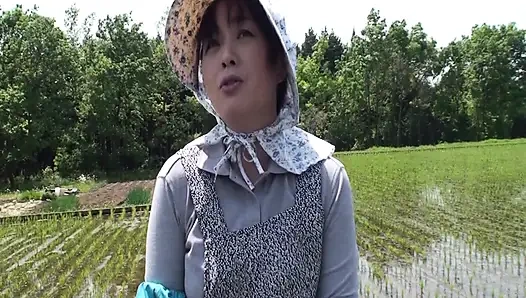 A076G05 Während mein mann weg ist! Versauter SEX in der freien natur mit einer unzüchtigen reifen frau, die AV-shooting genießt!