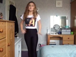 Garota sexy experimenta leggings de spandex apertadas e brilhantes