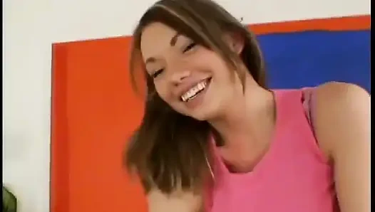 Horny babe enjoys giving a hard dick a nice blowie