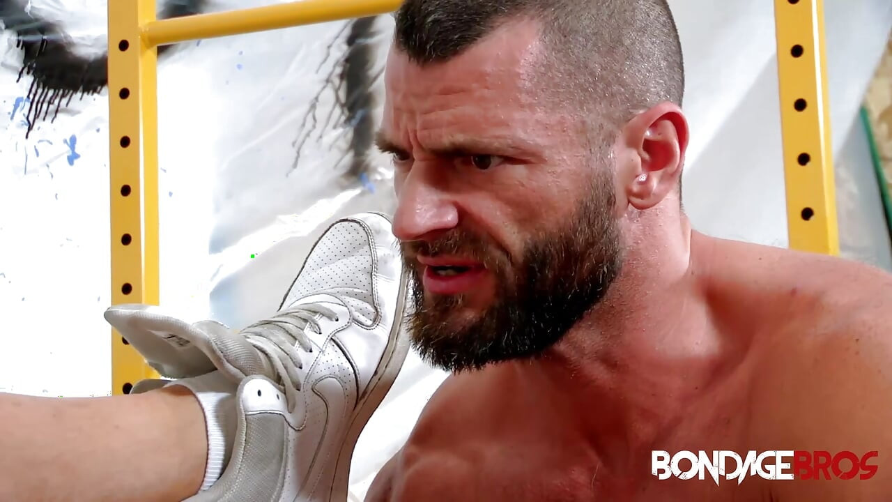 BondageBros: Jake Morgan pripremi svoju igračku Drew Dixons za grubu igru s guzicom