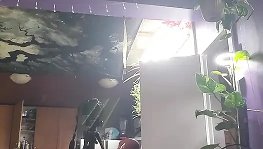 Büyük yarak boşalana kadar okşanıyor