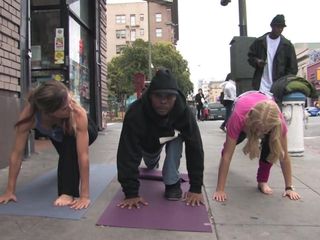 MILF sexy, yoga dans la rue, pieds