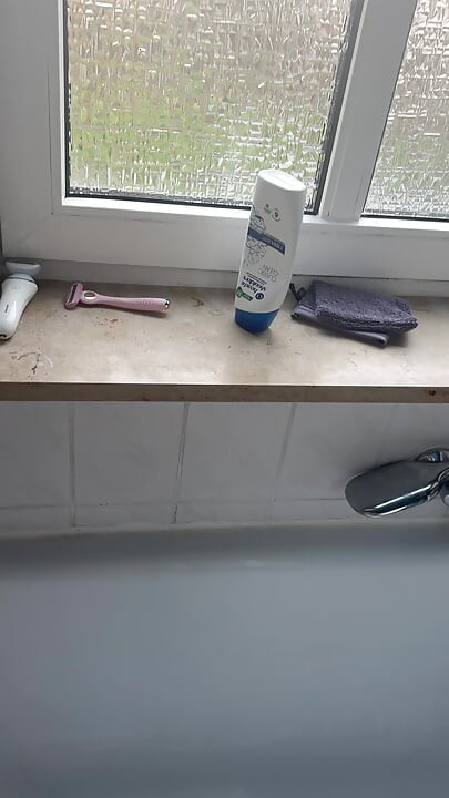 Kencing di dalam tab mandi