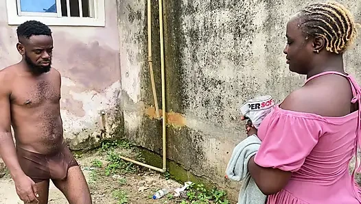 Sikimin amında olduğunu anlayamadan komşumun d ipine elbise koymasına yardım etmeye çalışıyorum
