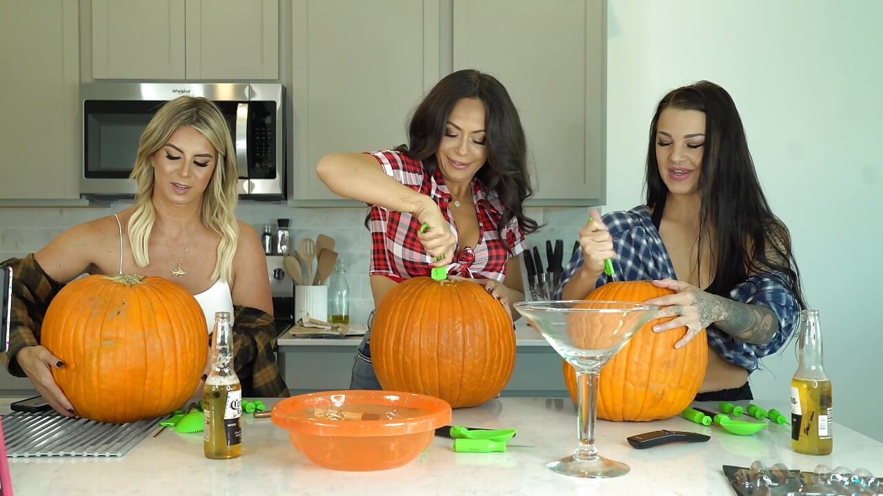 Kiki Mariah_970 Evelin Carve Pumpkins çıplak fotoğraf çekimi