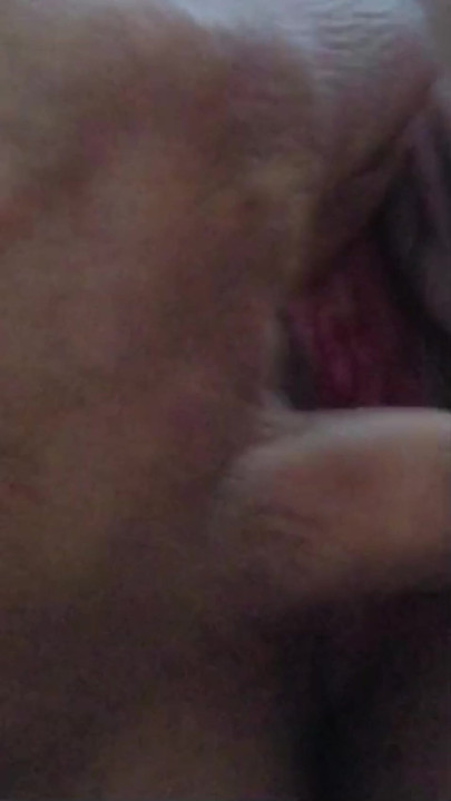 Pados wali bhabhi ki chut me ungli se choda